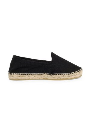 Pantof negru tip espadrilă slip-on, cu partea superioară din material texturat și talpă împletită din iută, având vârf rotund și design minimalist.