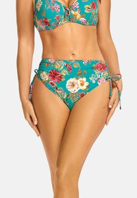 Kostium kąpielowy w kwiatowy wzór z jasnoniebieskim tłem, ozdobiony różowymi, żółtymi i czerwonymi kwiatami. Górna część ma detal w postaci węzła, a dół posiada troczki po bokach.