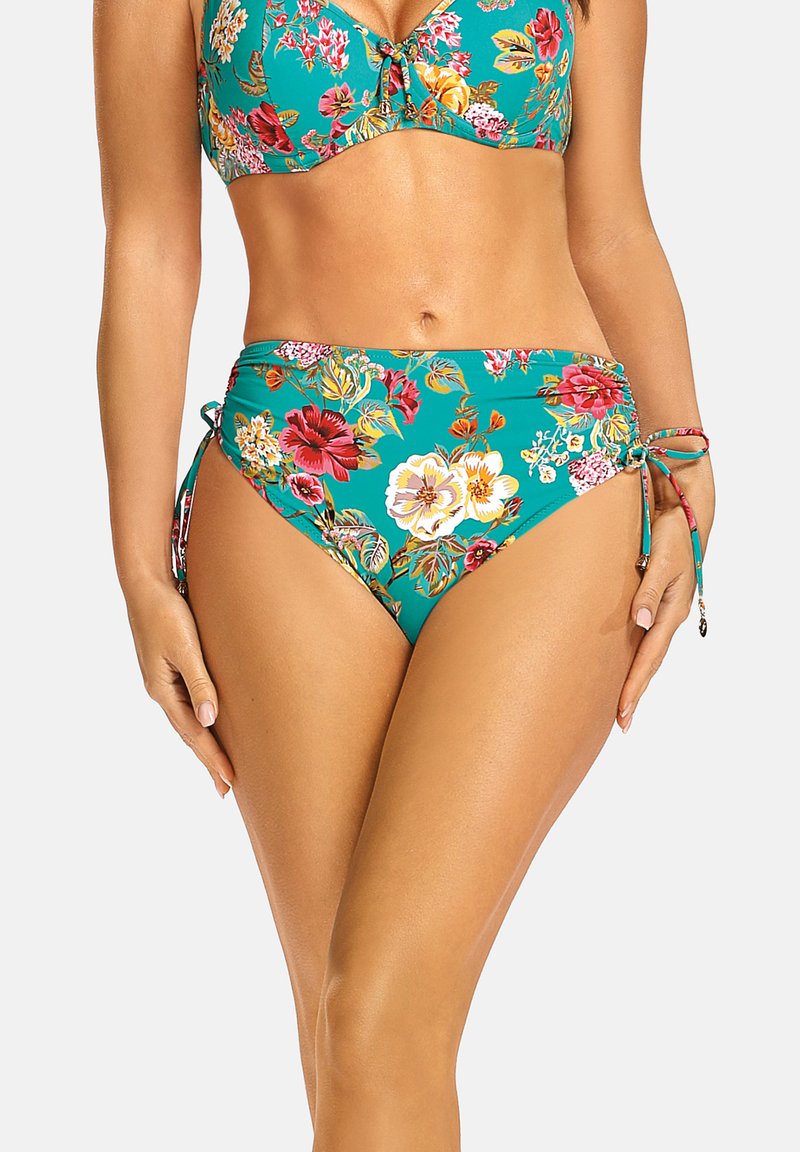 Kostium kąpielowy w kwiatowy wzór z jasnoniebieskim tłem, ozdobiony różowymi, żółtymi i czerwonymi kwiatami. Górna część ma detal w postaci węzła, a dół posiada troczki po bokach.