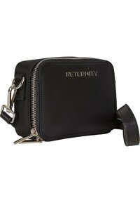 Sort stof crossbody taske med sølv hardware, lynlåslukning og præget "RETENRITY" logo. Den har en aftagelig rem og en struktureret design.