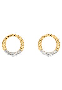 Guldörhängen i form av hoop med en texturerad, vågig form och en rad gnistrande, klara stenar längs den nedre kanten.