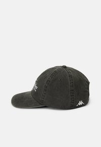 Mørkegrå bomulds baseball cap med en buet skygge, broderet logo på fronten og ventilationshuller. Har en blød tekstur.