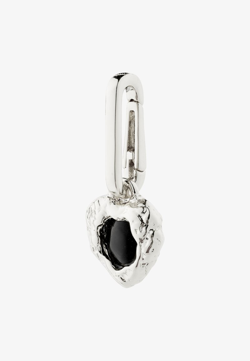 Boucle d’oreille en argent avec un pendentif en forme de cœur texturé présentant un centre noir irrégulier et un grand fermoir ovale.