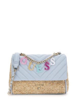 Lyseblå og vævet beige crossbodytaske med guldkæde og farverige "GUESS" bogstavscharme, der hænger på den forreste klap.