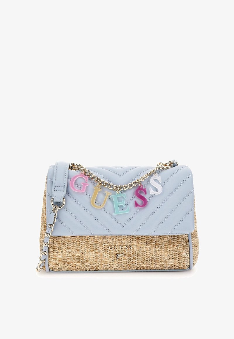 Lyseblå og vævet beige crossbodytaske med guldkæde og farverige "GUESS" bogstavscharme, der hænger på den forreste klap.