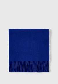 Écharpe bleue à franges, en tissu doux, de forme rectangulaire, dotée d'une texture lisse et de bords tissés serrés.