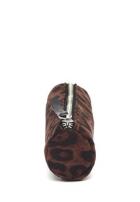 Astuccio a forma cilindrica con stampa leopardata marrone, dalla texture morbida, zip argento e dettaglio del tirazip in pelle nera.