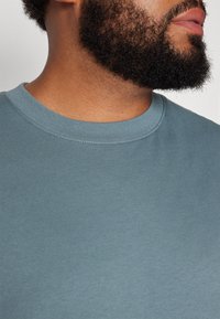 Jack & Jones JJEBRADLEY NOOS - T-shirts basic - goblin blue