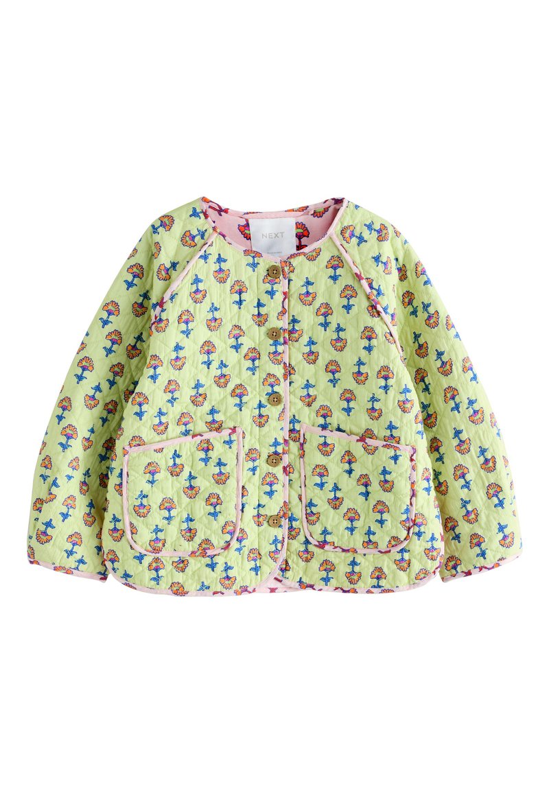 Veste matelassée vert clair avec des accents roses, présentant un motif floral en rouge et bleu, et deux poches plaquées à l'avant.