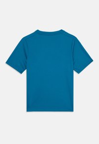En ensfarget teal kortermet T-skjorte med rund hals, lagt flatt slik at baksiden vises, på en hvit bakgrunn.