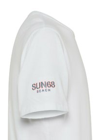 T-shirt di cotone bianco con maniche corte, scollo rotondo e logo cucito "SUN68 BEACH" in blu e arancione sulla manica sinistra.