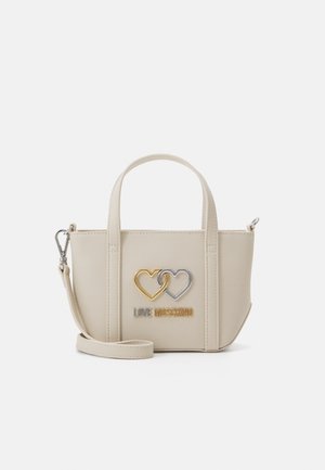Sac à main synthétique beige avec poignées courtes, bandoulière amovible, accents en forme de cœur dorés et argentés, et logo "LOVE MOSCHINO" sur le devant.