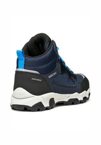 Chaussure de randonnée mi-haute navy et noire en matériaux en maille et synthétiques, avec des lacets bleus contrastants et une semelle en caoutchouc texturé pour une meilleure traction.