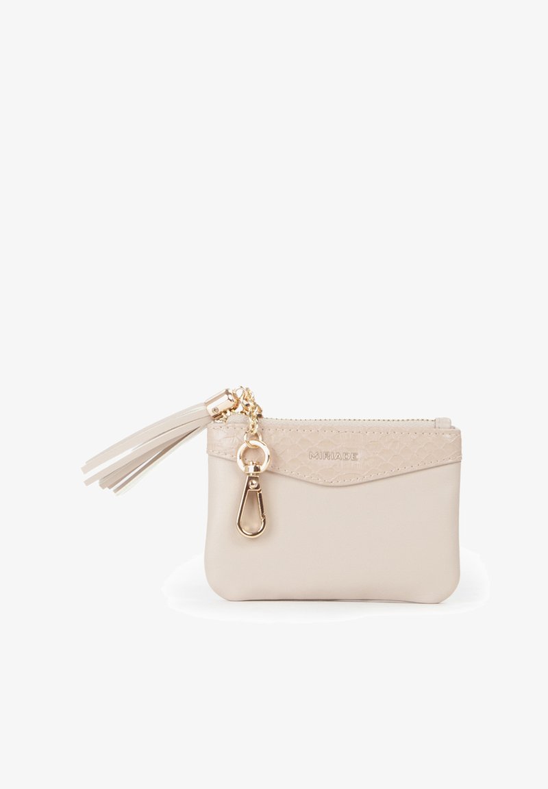 Portafoglio in pelle beige con dettaglio testurizzato, ferramenta dorata, chiusura con cerniera e decorazione con nappina su un lato.