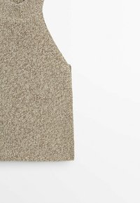 Strick ärmelloses Oberteil in einem hellbeigen Ton, mit einem hohen Kragen, dicker gerippter Textur und ausgeschnittenen Armlöchern für einen lässigen Sitz.