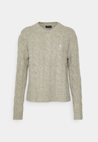 Pull gris clair en maille torsadée à col rond avec manches longues et poignets, ourlet et encolure côtelés, présentant un petit logo brodé sur la poitrine.