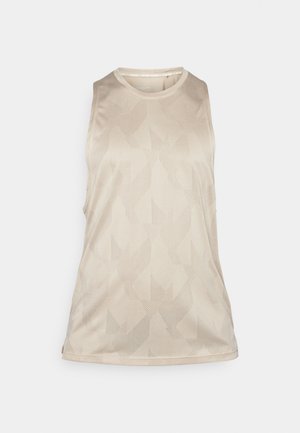 Bež brezrokavnik z teksturiranim geometrijskim vzorcem, okruglim izrezom in stranskimi razpoki, narejen iz gladkega, lahkega materiala.