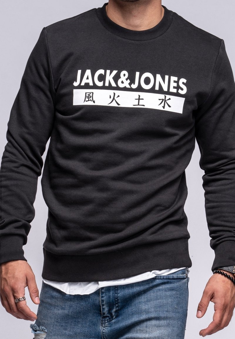 Sweat-shirt noir avec logo "JACK&JONES" blanc et caractères chinois. Présente un col rond et des poignets côtelés, fabriqué en tissu doux. Design décontracté.
