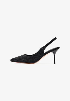 Sort slingback pumpe med spids tå, prydet med rhinsten. Har et strømlinet design, høj stilettosandalhæl og en glat indvendig foring.