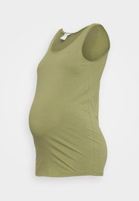Top de maternidade em verde oliva, sem mangas e com decote redondo, feito de tecido suave, projetado para acomodar uma barriga em crescimento.