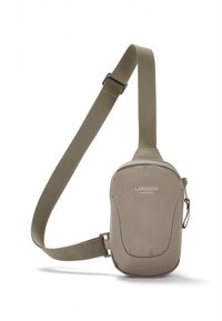 Geantă tip sling kaki cu exterior neted și moale, curea reglabilă și detaliu cu logo. Design compact cu margini curbate și un singur compartiment cu fermoar.