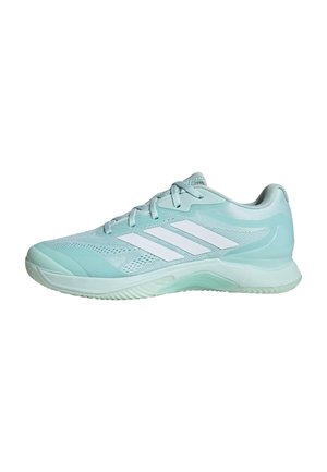 Zapatilla deportiva Adidas azul claro con rayas blancas, parte superior de malla y suela acolchada diseñada para deportes o uso casual.