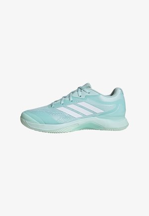 Zapatilla deportiva Adidas azul claro con rayas blancas, parte superior de malla y suela acolchada diseñada para deportes o uso casual.