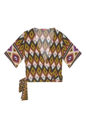 Blusa estilo envolvente con mangas cortas, patrón geométrico de diamantes en tonos tierra, con cinturón lateral para atar y escote en V.