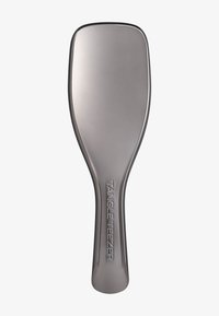 Szczotka do włosów Tangle Teezer w metalicznej szarości o płaskim, szerokim kształcie, gładkiej powierzchni oraz teksturowanym uchwycie z wytłoczonym logo marki.