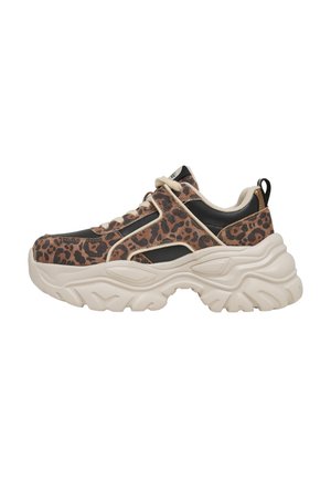 Baskets chunky avec semelle épaisse beige, dessus imprimé léopard noir et marron, lacets crème et languette au talon sur fond blanc.