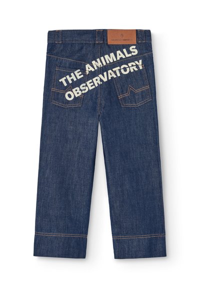 Tmavomodré džínsy s dvoma zadnými vreckami a textom "THE ANIMALS OBSERVATORY" potlačeným diagonálne cez vrecká.
