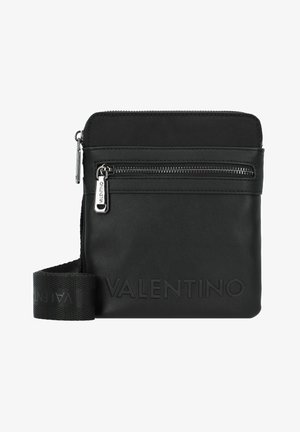 Schwarze Valentino Umhängetasche mit vorderer Reißverschlusstasche, geprägtem Logo und verstellbarem Stoffriemen mit Markenschriftzug.