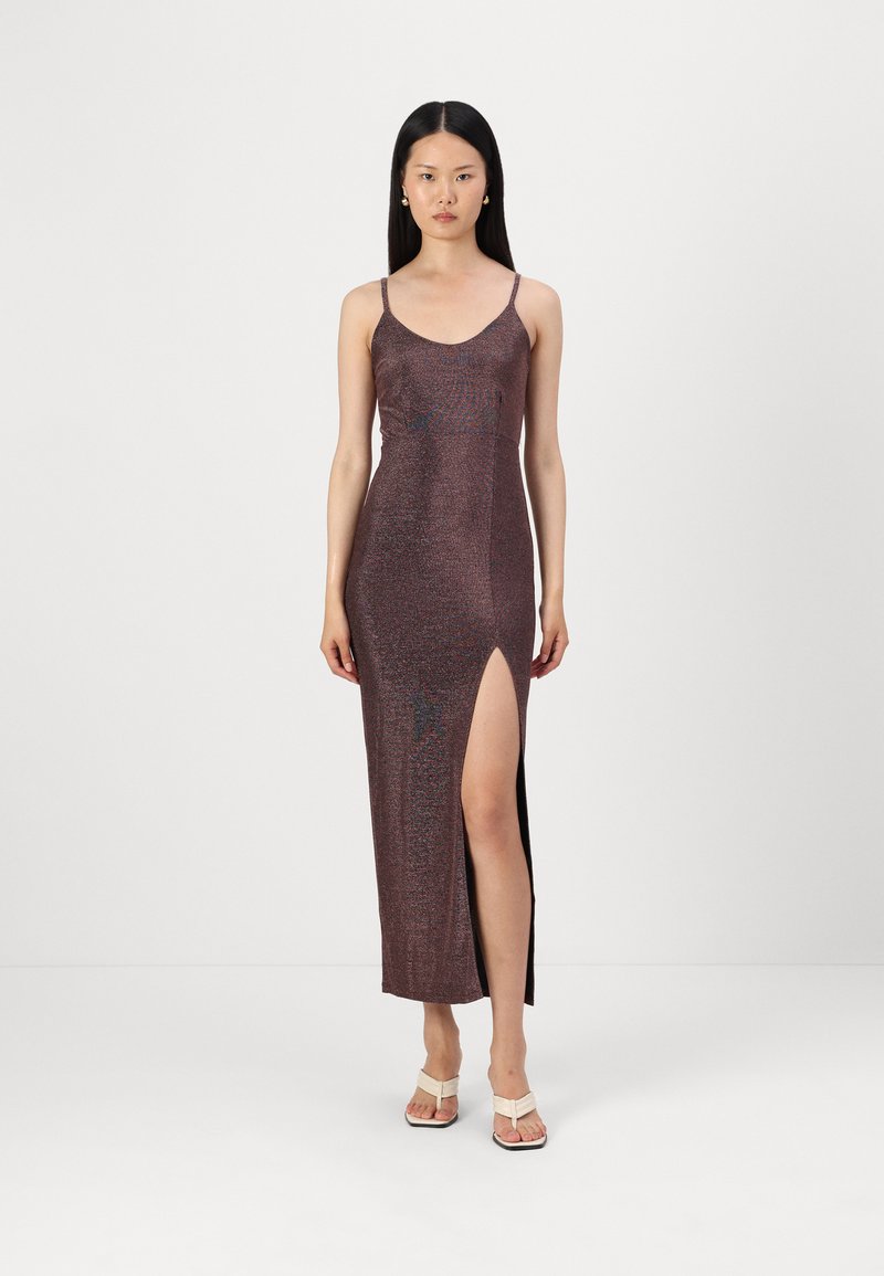 Robe maxi en tissu métallique texturé et foncé, avec de fines bretelles et une fente sur le côté. Les bretelles spaghetti et la silhouette ajustée mettent en valeur le design.
