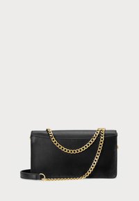 Borsa a mano nera in pelle con forma rettangolare. Presenta una tracolla in catena dorata e una superficie liscia. Nessun motivo o accentuazione visibile.
