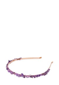 Fioletowa opaska do włosów z nieregularnymi kamieniami ametystu osadzonymi na metalowej bazie w kolorze różowego złota, elegancka i minimalistyczna w designie.