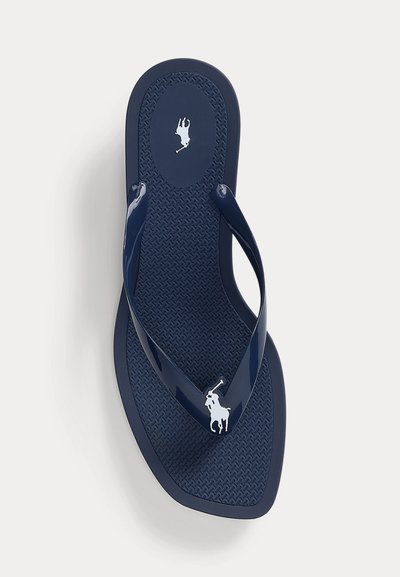 Marineblå flip-flop sandal med teksturert fotbunn og hvit polo-spiller logo på stroppen og hælområdet.