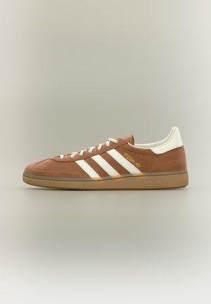 adidas Originals, HANDBALL SPEZIAL UNISEX - Sneakers - dusky bronze/off white