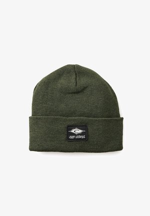 Beanie verde a maglia con risvolto, dotato di una toppa rettangolare nera con testo bianco del logo. Texture morbida e vestibilità aderente.