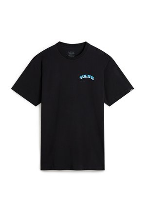 Camiseta de algodón negra con mangas cortas, que presenta un logo de "VANS" bordado en azul claro en el pecho con un diseño curvado.