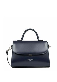 Borsa in pelle blu navy con design strutturato, manico superiore e tracolla staccabile. Caratterizzata da una chiusura a pattina e logo sul davanti.