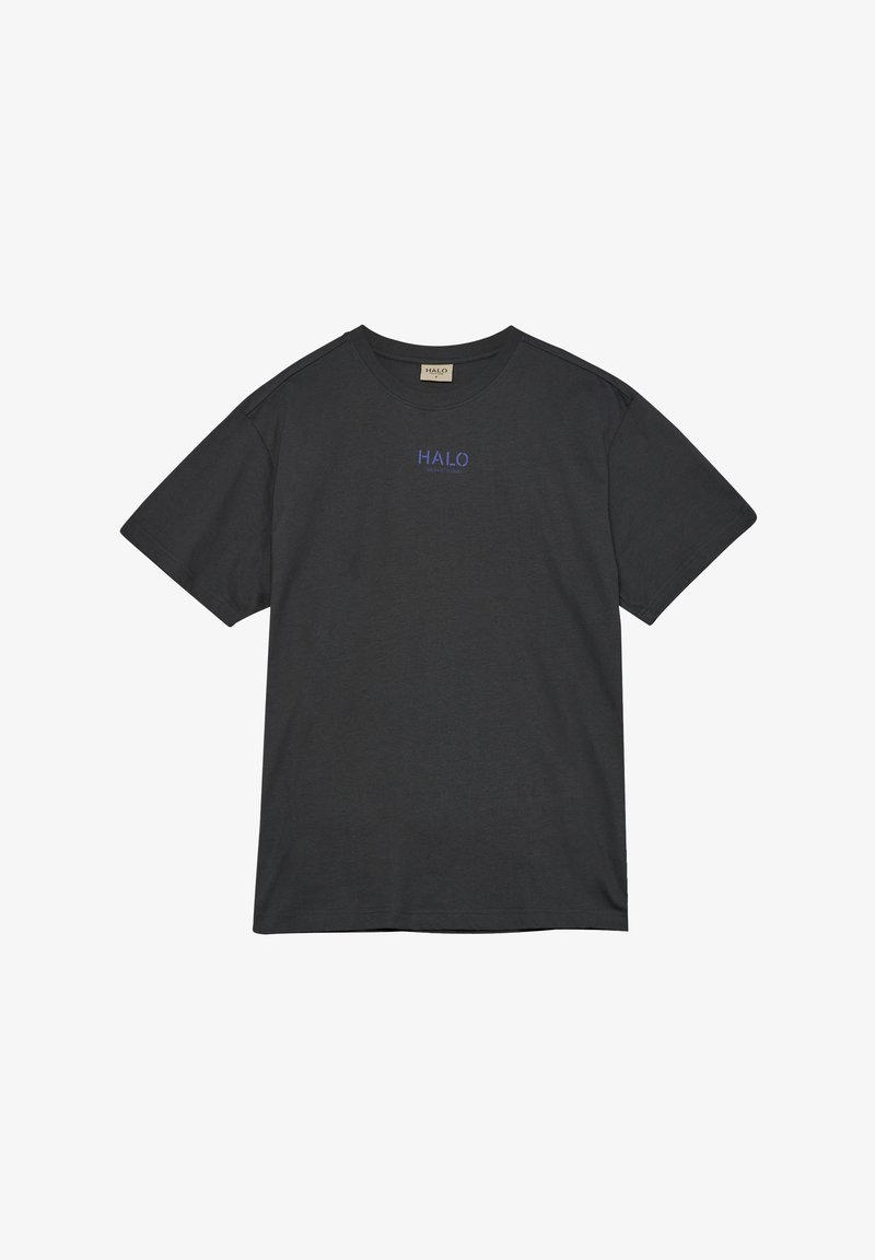 Must t-särk lühikeste varrukatega ja ümmarguse kaelusega, millel on rindkeres väike sinine "HALO" logo. Pehme tekstuur, mugav istuvus.