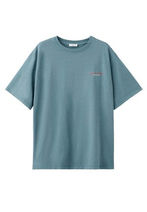 Modré tričko s okrúhlym výstrihom a krátkym rukávom s malým červeným nápisom "WAY OF LIVING" na ľavej strane hrudníka.