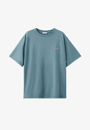 Blaues T-Shirt mit Rundhalsausschnitt und kurzen Ärmeln, mit kleinem roten Schriftzug „WAY OF LIVING“ auf der linken Brust.