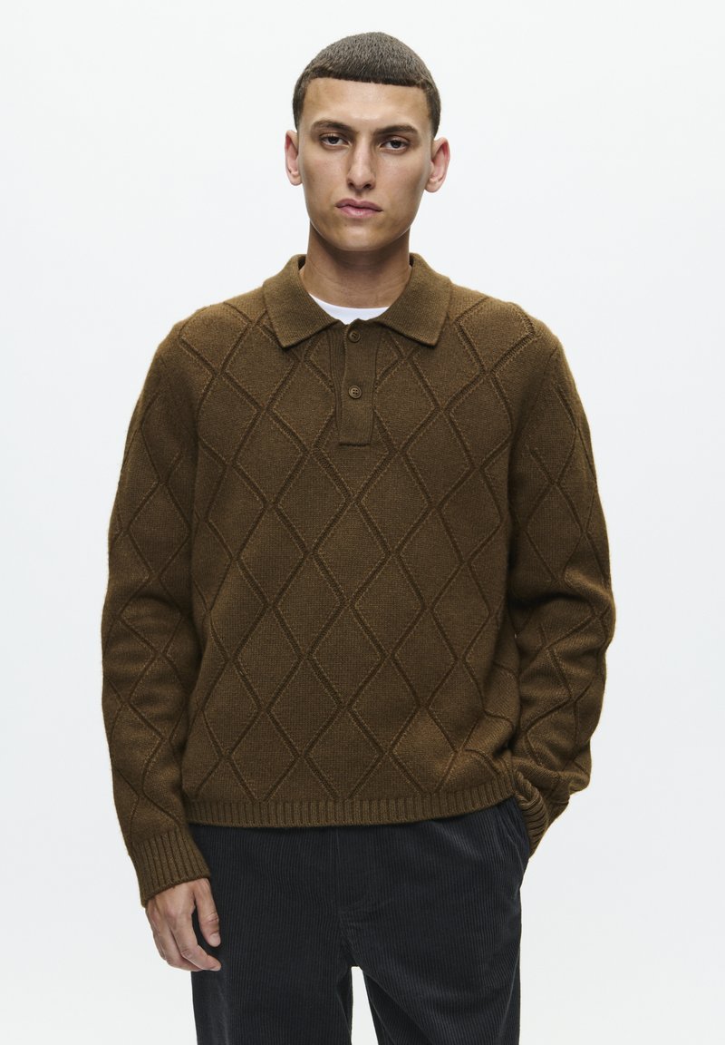 Brauner gestrickter Polopullover mit einem Rautenmuster, Kragen und gerippten Bündchen. Kombination aus glattem und strukturiertem Stoff.