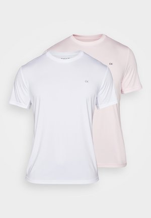 Duos trumpų rankovių marškinėliai baltos ir šviesiai rožinės spalvos, pagaminti iš minkštos medžiagos. Kiekvienas turi subtilų CK logotipą ant krūtinės.