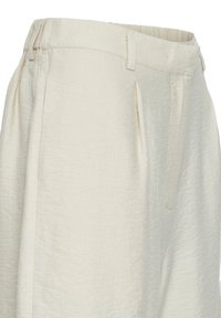 Pantalon taille haute texturé blanc cassé avec plis, passants de ceinture et large ceinture.
