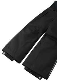 Pantalones exteriores negros hechos de material impermeable, con una cintura elástica, puños ajustados y acentos reflectantes.