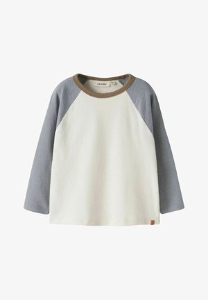 Langermet bomullsskjorte med hvit kropp, grå raglan-ermer og brun krage. Inkluderer en liten merkeetikett på sømmen.