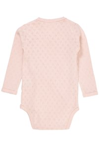 Langermet baby bodysuit i myk rosa strikk med teksturert diamantmønster og bølgekant rundt halsen og mansjettene.