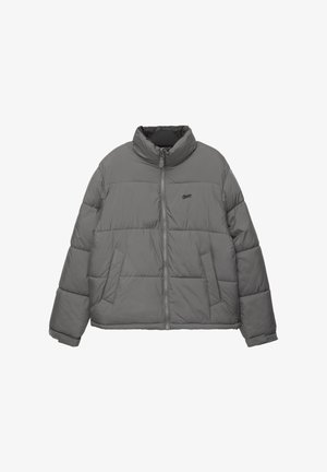 Veste en duvet grise avec un col haut, fermeture éclair sur le devant et deux poches latérales. Le design présente une texture matelassée et une coupe ergonomique.